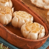 Pečeni bijeli luk: zdravstvene prednosti i kontraindikacije